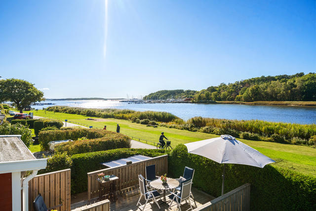 På första parkett finner ni en välskött stuga  med strålande solläge och utsikt över vattnet