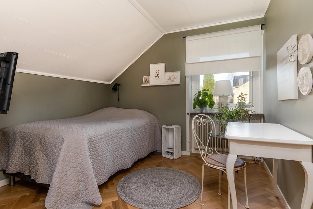 Sovrum 1 med garderob