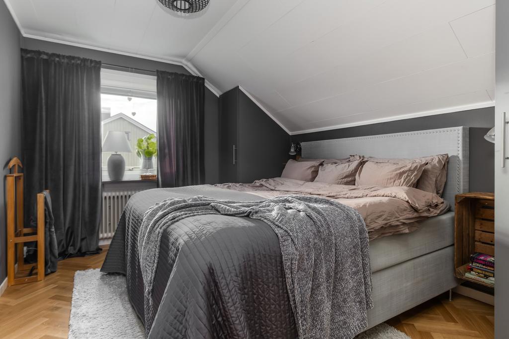Sovrum 3 med 2 st garderober