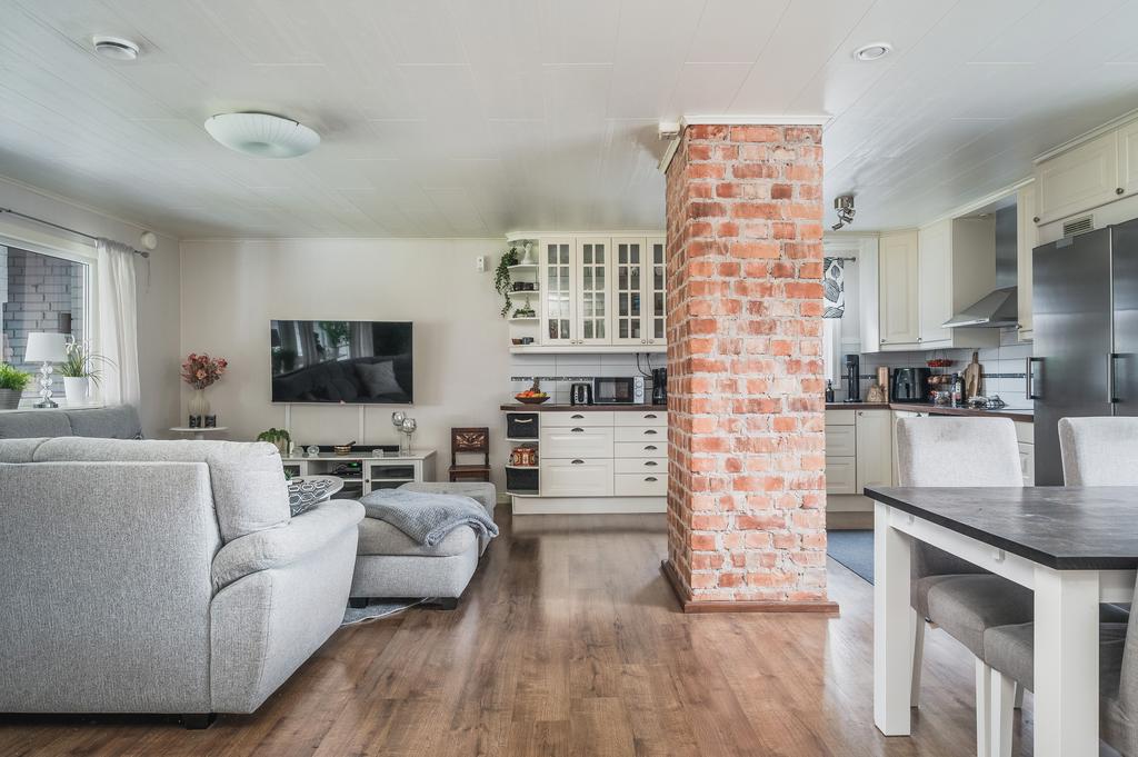 Kök med öppen planlösning mot vardagsrum