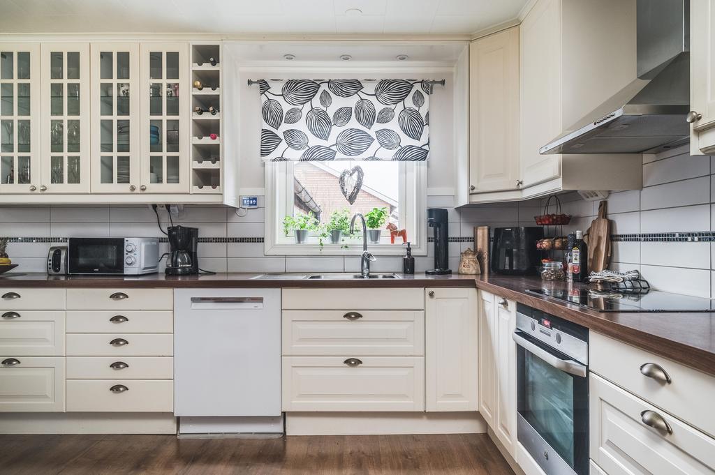 Stort kök med mycket förvaring