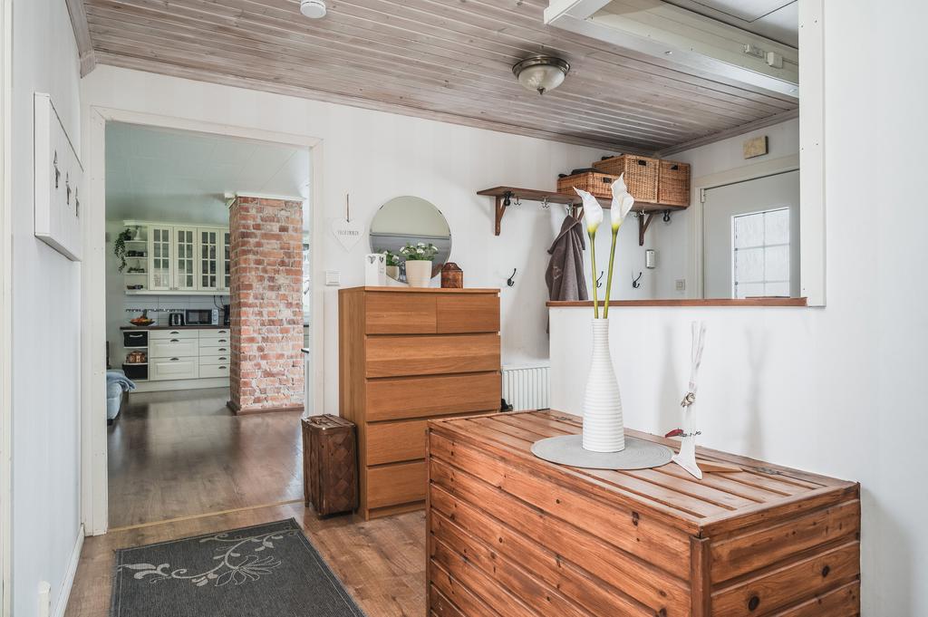 Vy mot köket och hallen