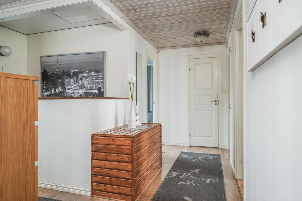 Vy in mot sovrum och badrum