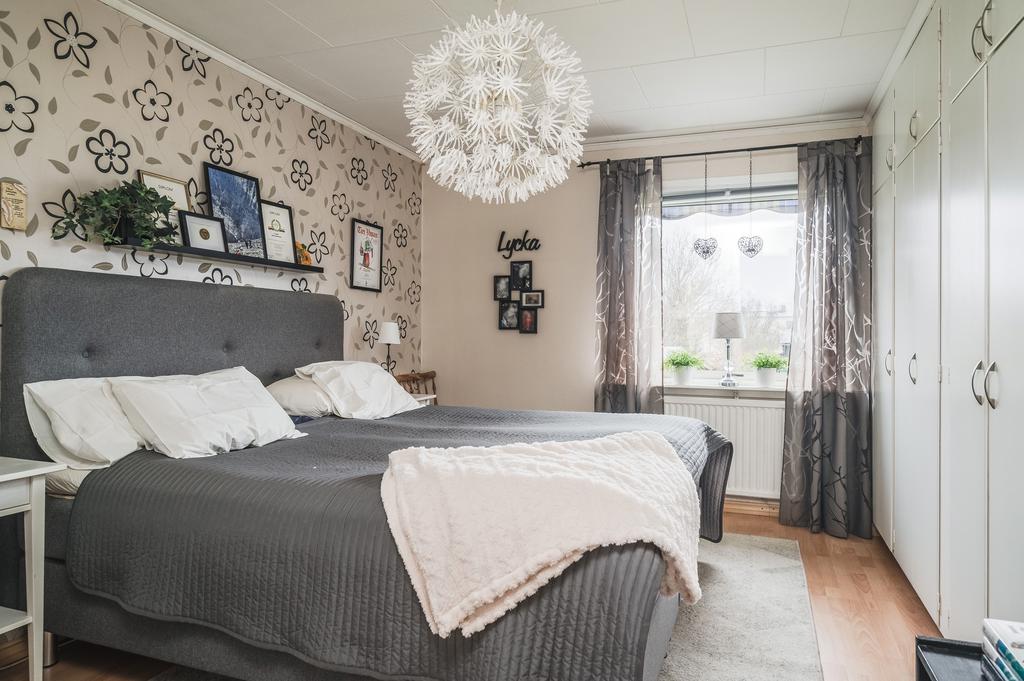 Sovrum 2 med garderobsvägg