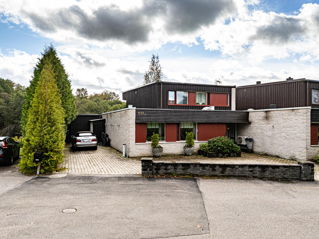 Stenbelagd framsida med parkeringsmöjligheter