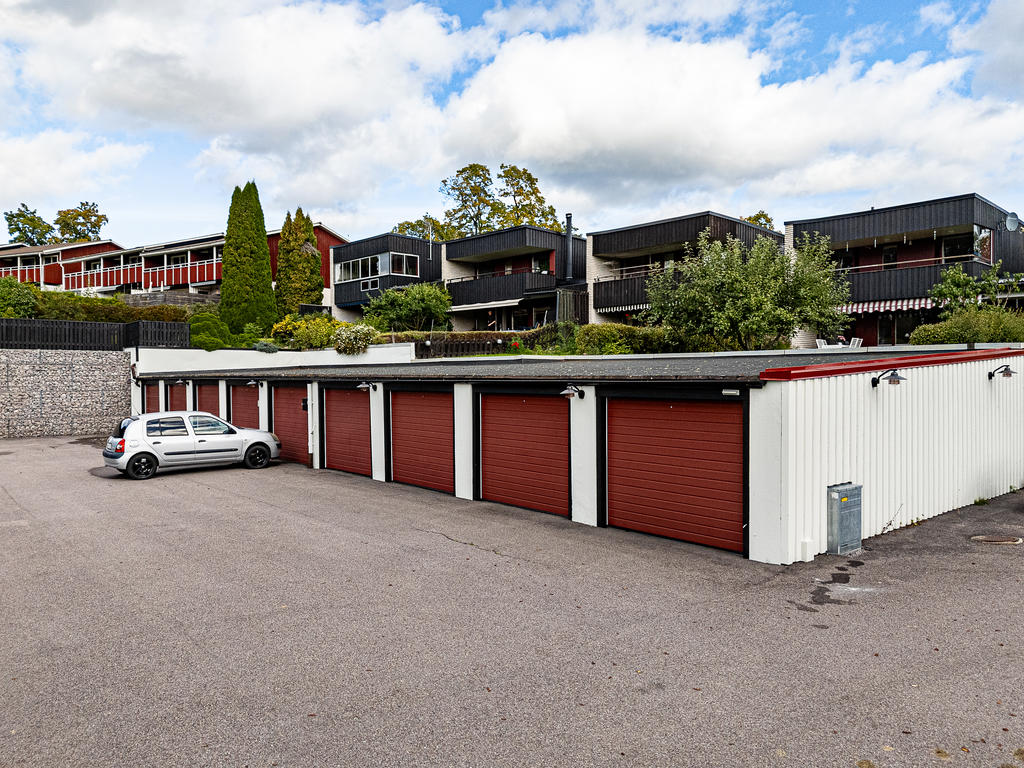 Första garaget i länga tillhör fastigheten