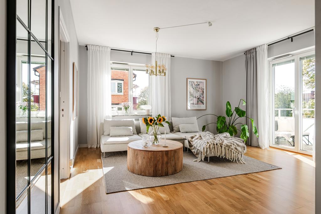 Vardagsrummet badar i ljus tack vare gavelläget och de stora altandörrarna i glas