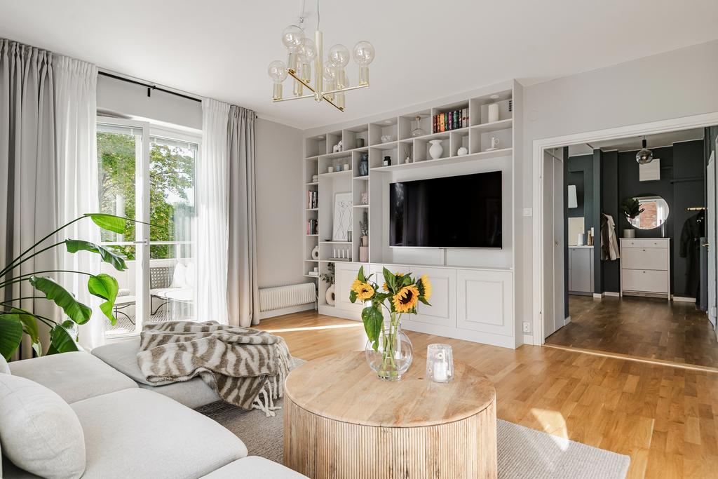 Platsbyggd bokhylla i vardagsrummet