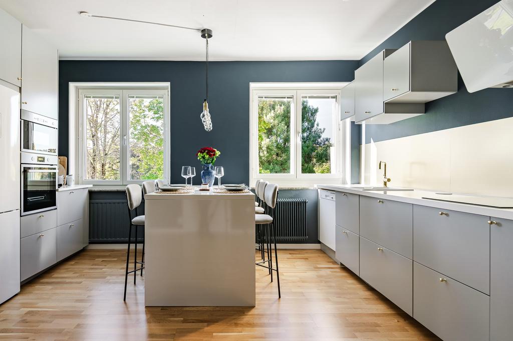 Gott om förvaring och rymlig matplats centralt i köket