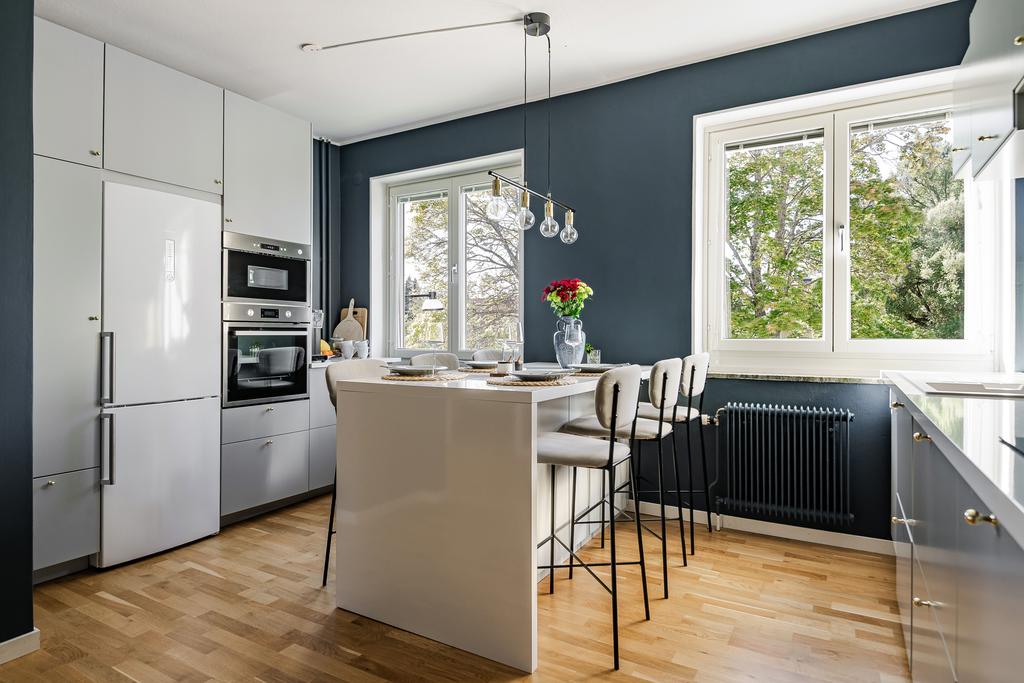 Integrerade vitvaror i arbetshöjd