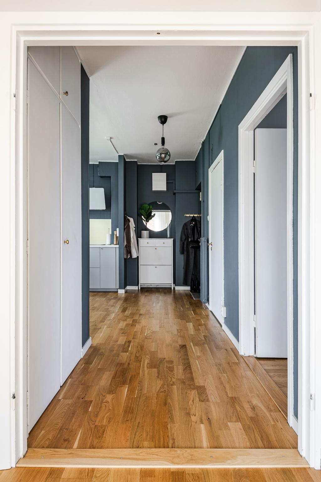 Inre hall med platsbyggda garderober