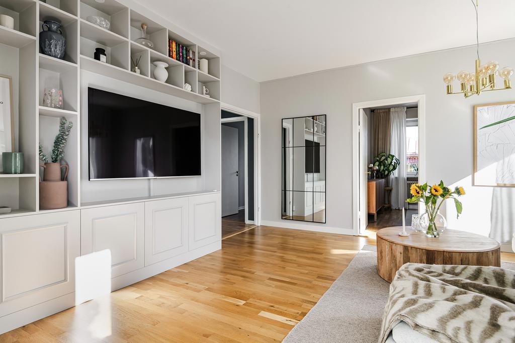 Vardagsrum med vy mot sovrummen