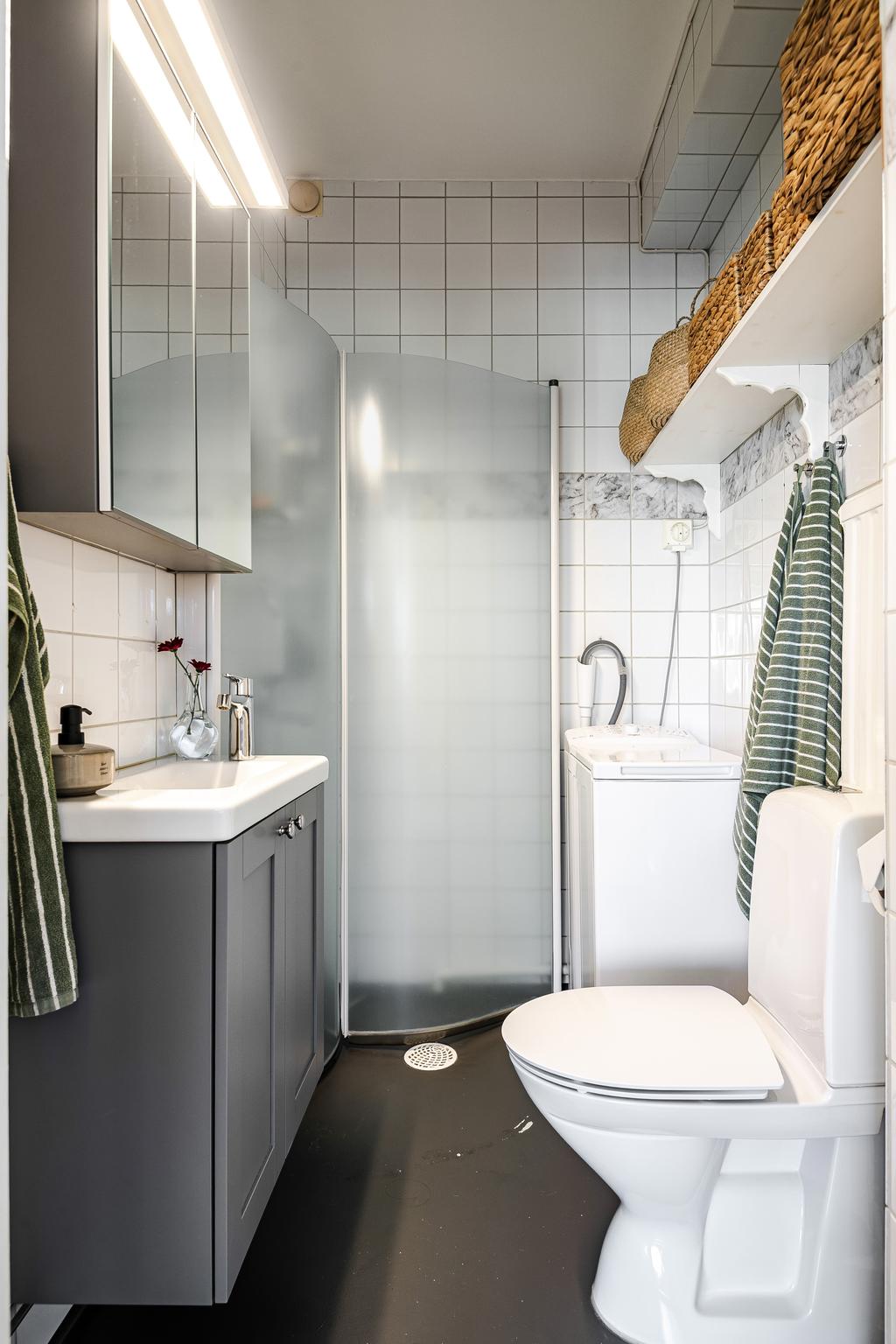 Badrum med toppmatad tvättmaskin