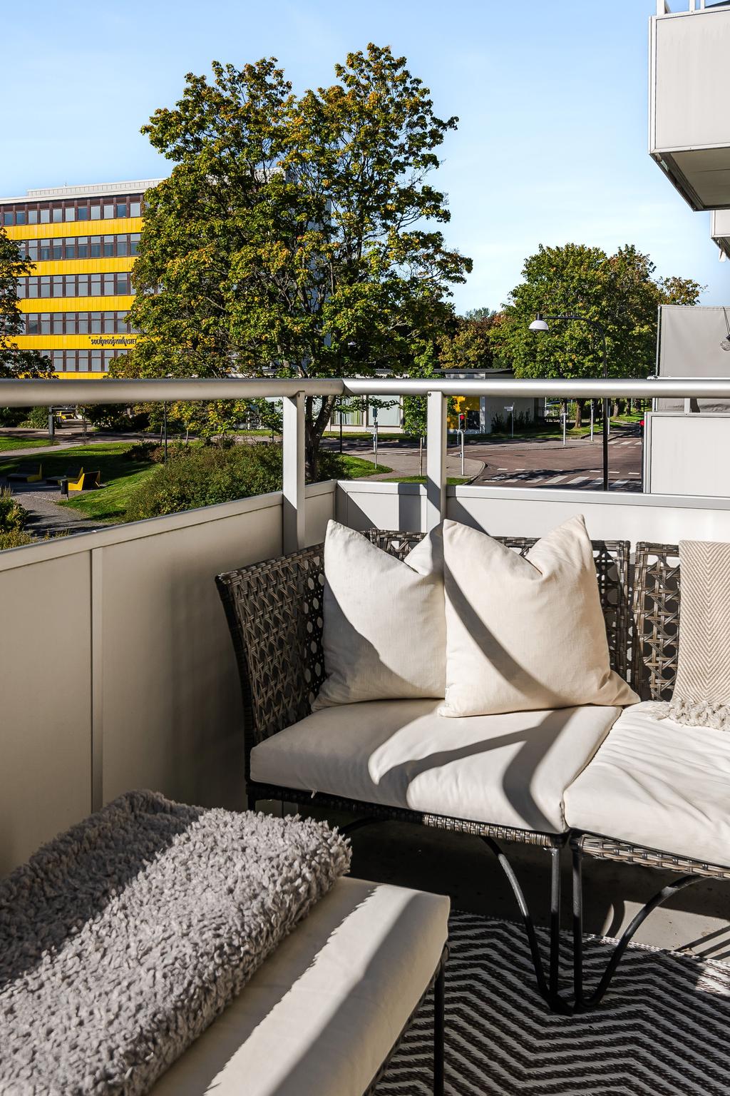 Balkong med utsikt över Soltorgsparken