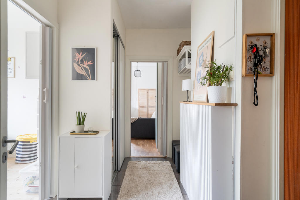 Hall med förvaring bakom skjutdörrar