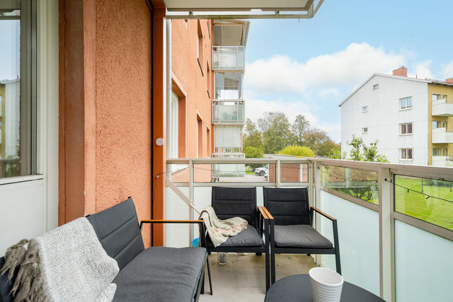 Trevlig balkong i söderläge med utsikt mot grönskande innergård