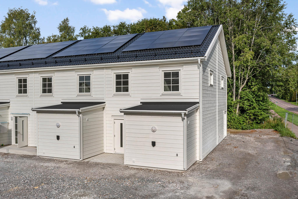Energieffektivt med moderna solpaneler på taket.