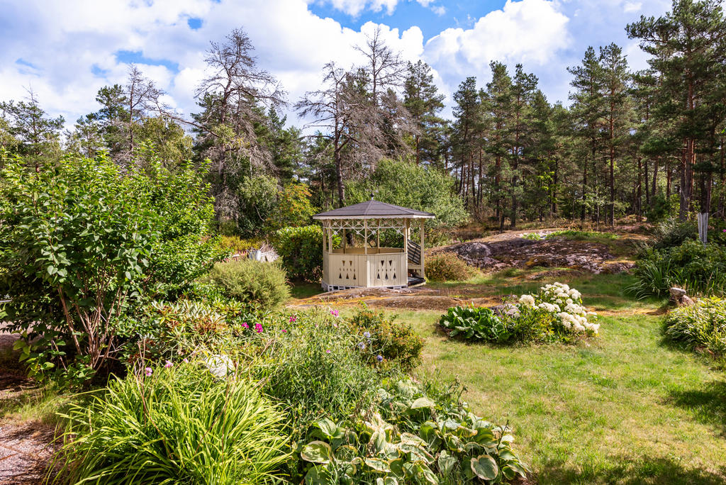 Fin baksida på tomten som angränsar mot allmänning