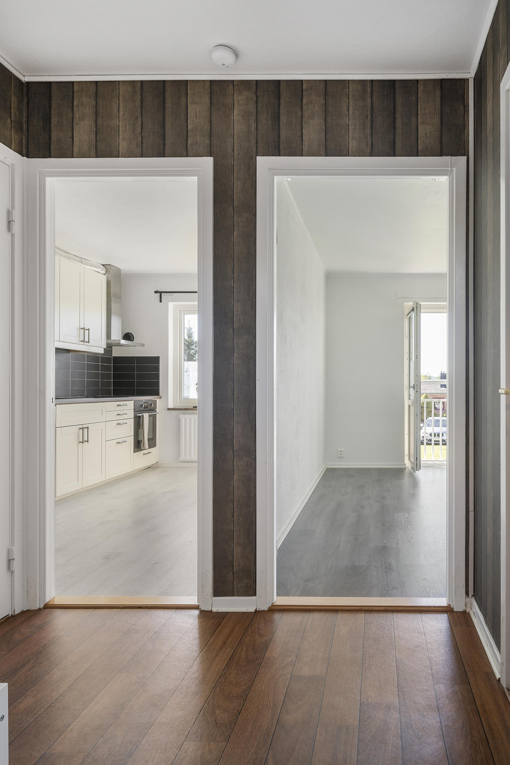 Hall med ingång till vardagsrum och kök 