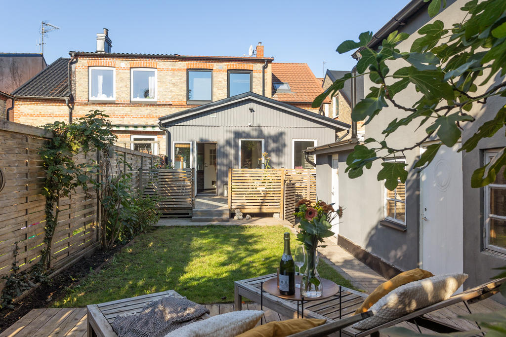 Nätt, lättskött trädgård