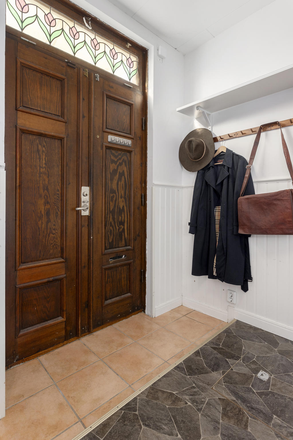 Otroligt vacker dubbeldörr i massivt trä - lägg märke till det fina glaset ovanför dörren.