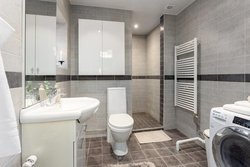 Fräscht wc/dusch med tvättmaskin