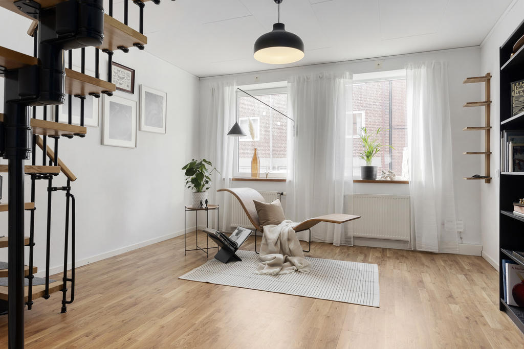 Allrum/matrum/TV-rum med fönster åt gatan