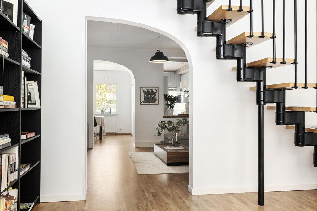 Fin vy från allrum, genom vardagsrum, mot köket