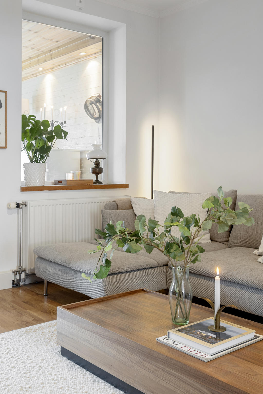 Detaljbild mot fönstret som vetter åt vardagshallen