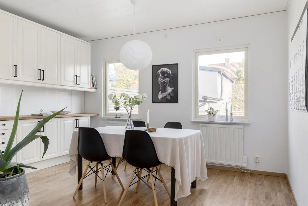 Kök med matplats och fönster åt trädgården