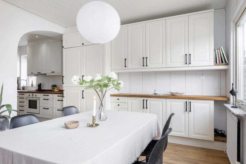 Stor matplats i köket och otroligt mycket skåpsförvaring