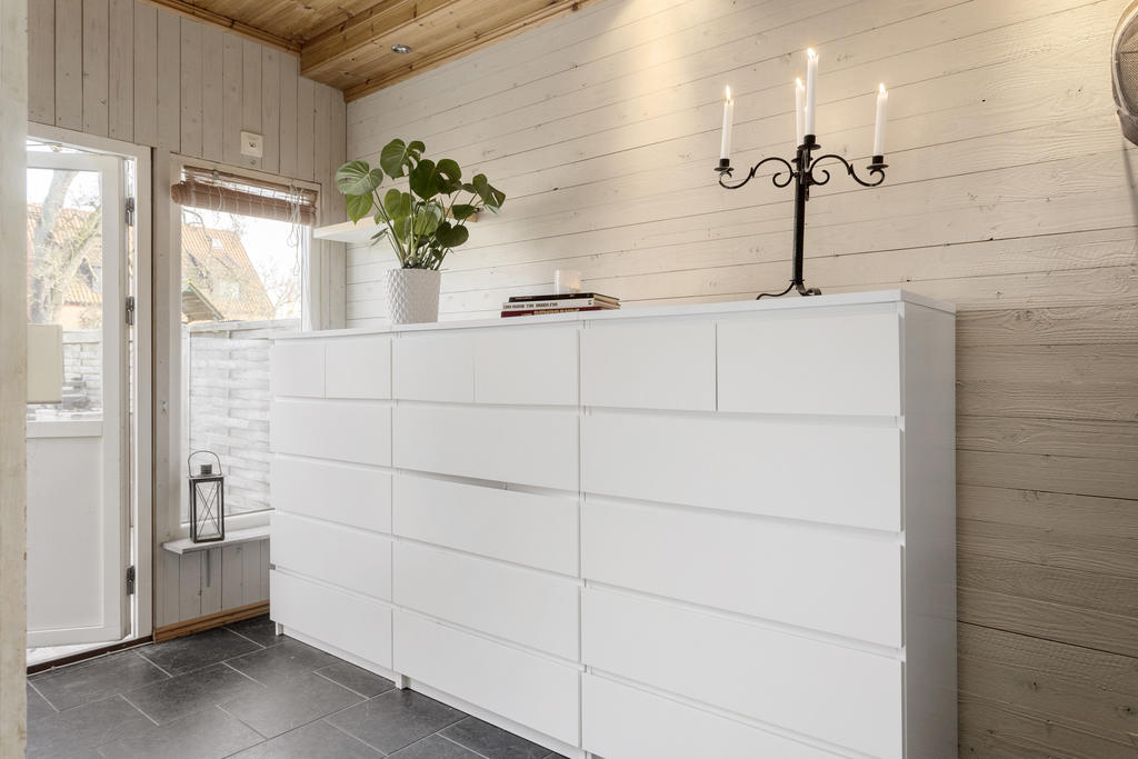 Vardagshall med utgång till trädgården