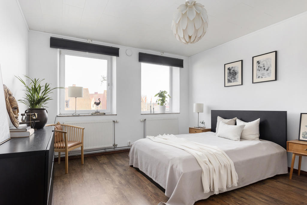 Sovrum 1 - stort härligt rum med stor garderob