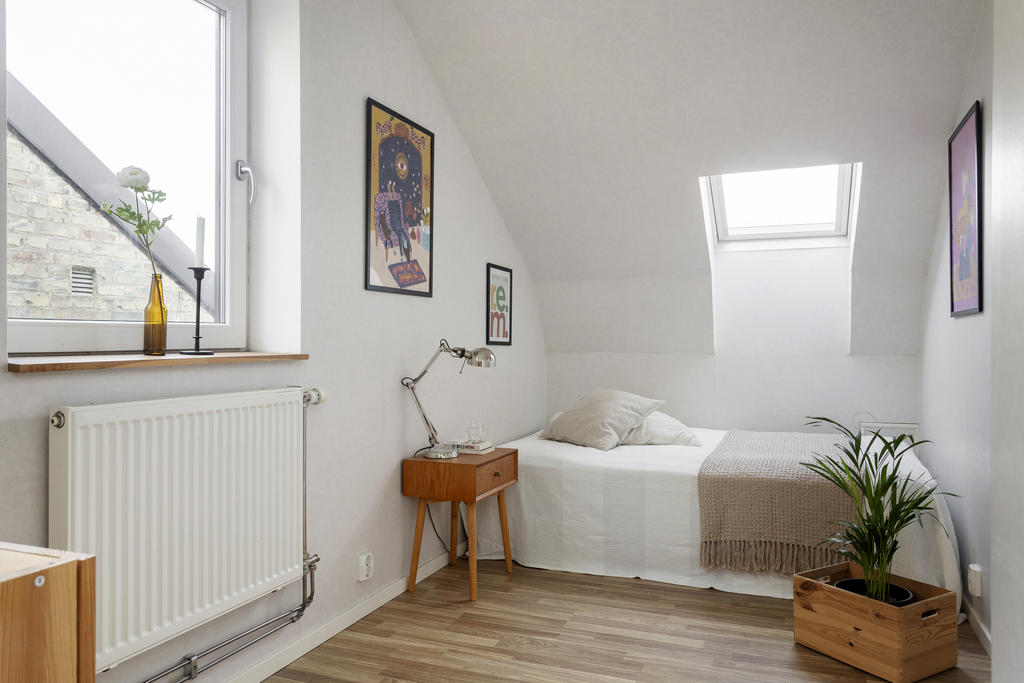 Sovrum 2 - fönster åt två väderstreck ger fint ljusinsläpp