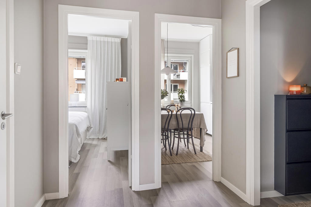 Hall mot kök och sovrum
