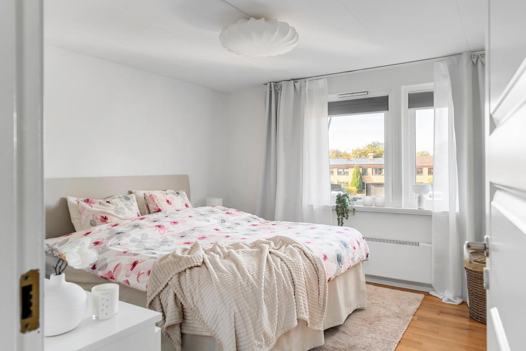 Master bedroom med gott om utrymme och hel inbyggda garderober.