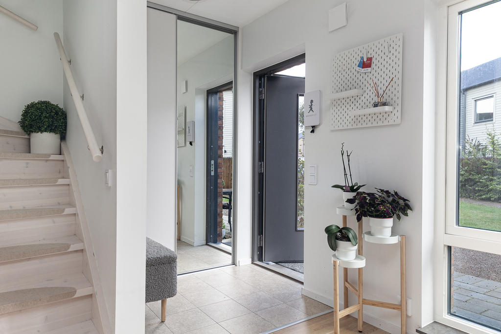 Välkomna in!
Ljus och luftig entré med fin förvaring och plats för ytterplagg