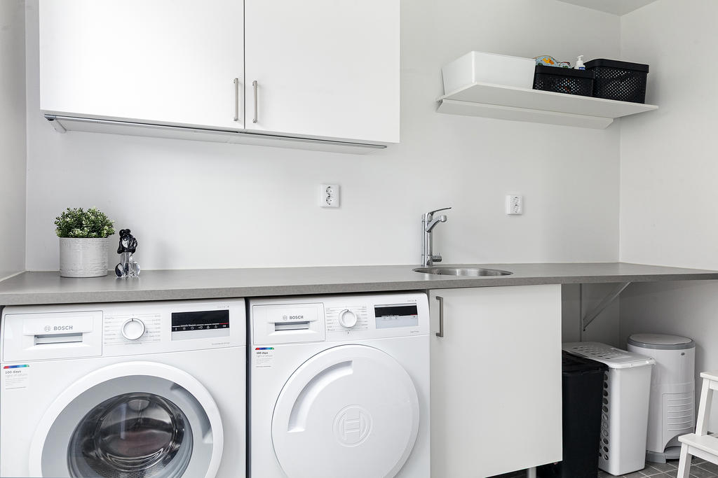 Rejäl tvättstuga med separat utgång till trädgårdstäppan. Praktiskt både vid utetork av sommartvätt eller efter den blöta hundpromenaden! :)