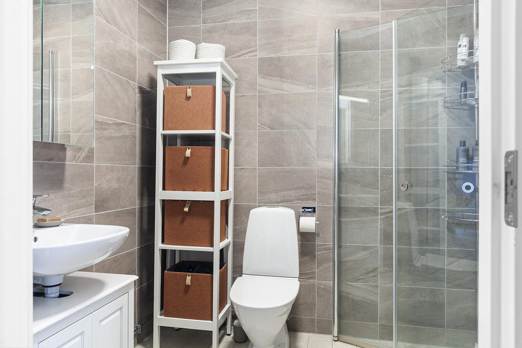 Toalett och duschrum på entréplan.