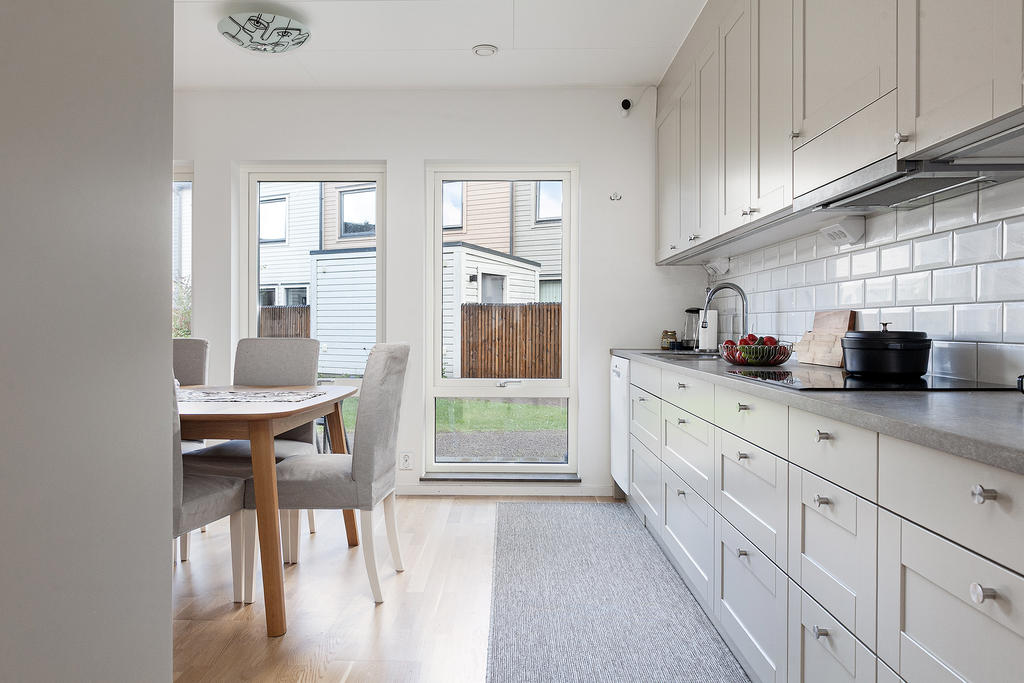 Stensatta fönsterbänkar och mycket arbetsyta