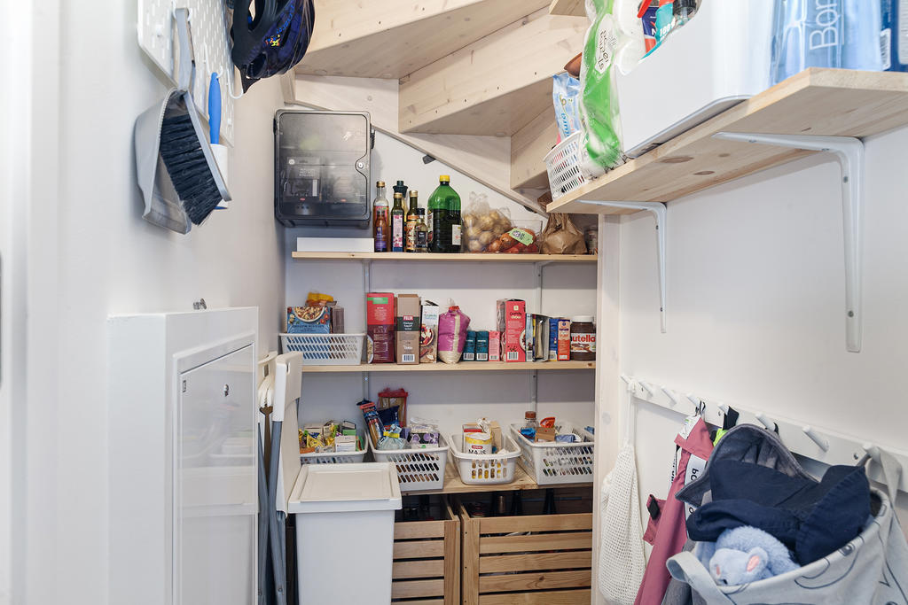 Praktiskt förråd under trappan