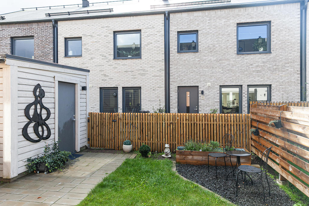 Mysig trädgårdstäppa med fin förvaring/förrådsbod 