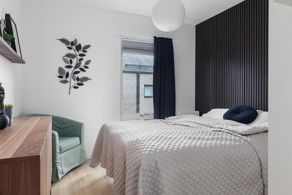 Sovrum med vacker akustikpanel