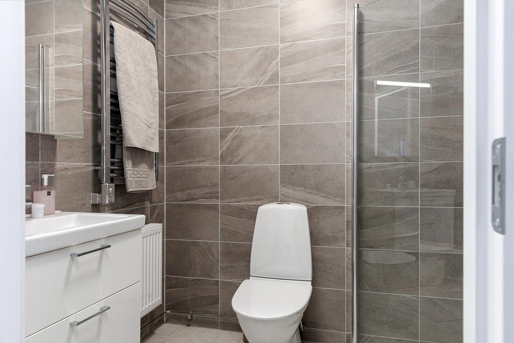 Duschrum på övre plan. Plats för badkar om så önskas i stället.