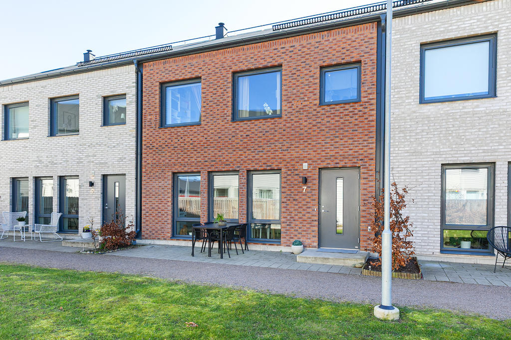 Entrésida med morgonsol och terrass!