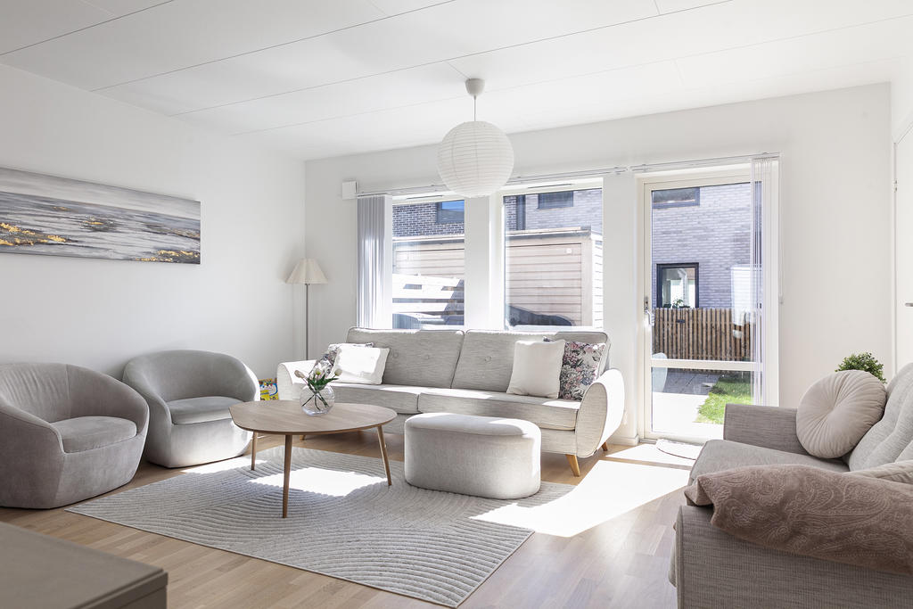 Härligt ljust och utgång mot trädgården