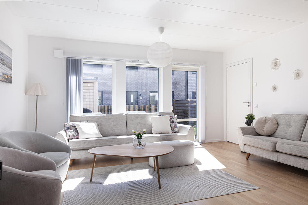 Dörr mot tvättstuga och groventré