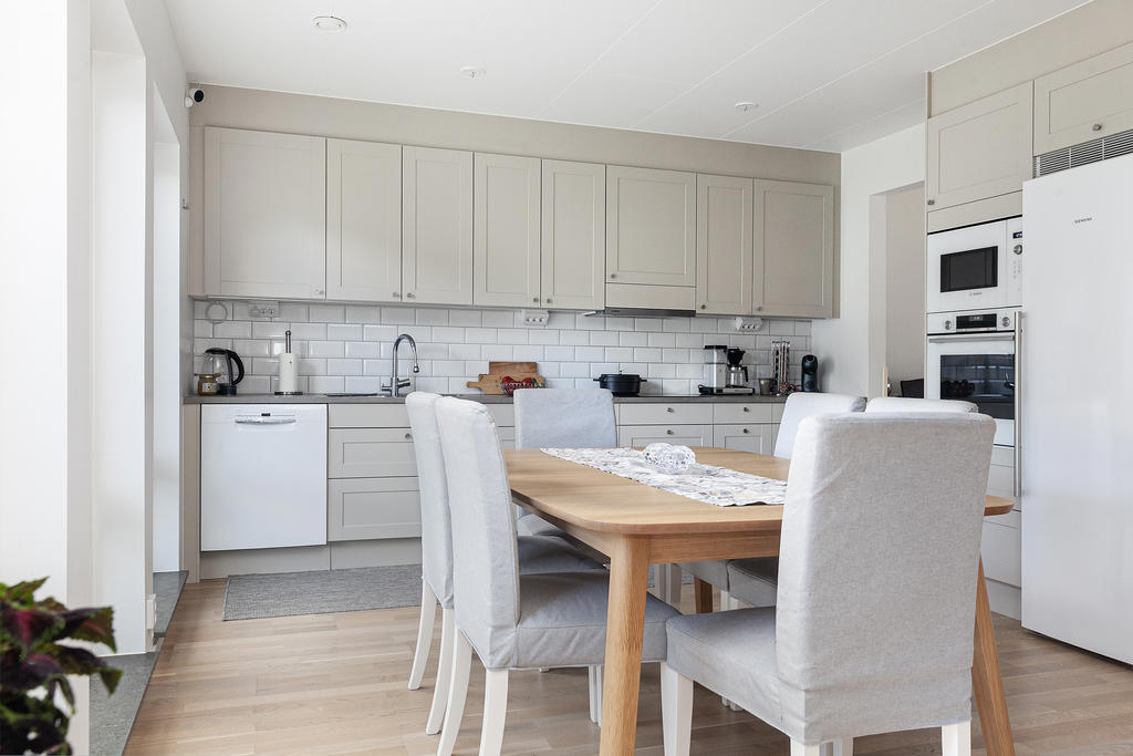 Kök och matplats med härligt ljusinsläpp