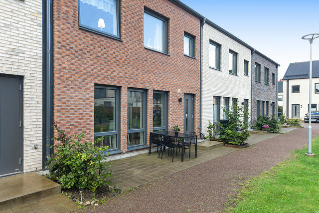 Mysigt radhusområde alldeles intill gamla byn i Viken!
Entrésidan för morgonkoppen och parkeringen alldeles i närheten.