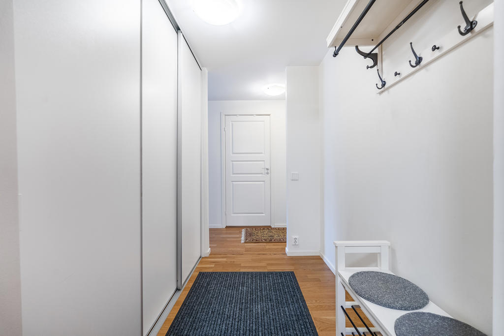 Välkomnande hall, bra med avhängningsyta och förvaring i form av garderob med praktiska skjutdörrar.